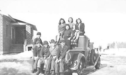 1940 - Amanda, Helen, Annie, Rosetta Paun, Murph & Nick, Joe, Frankie & Bobby Paun
